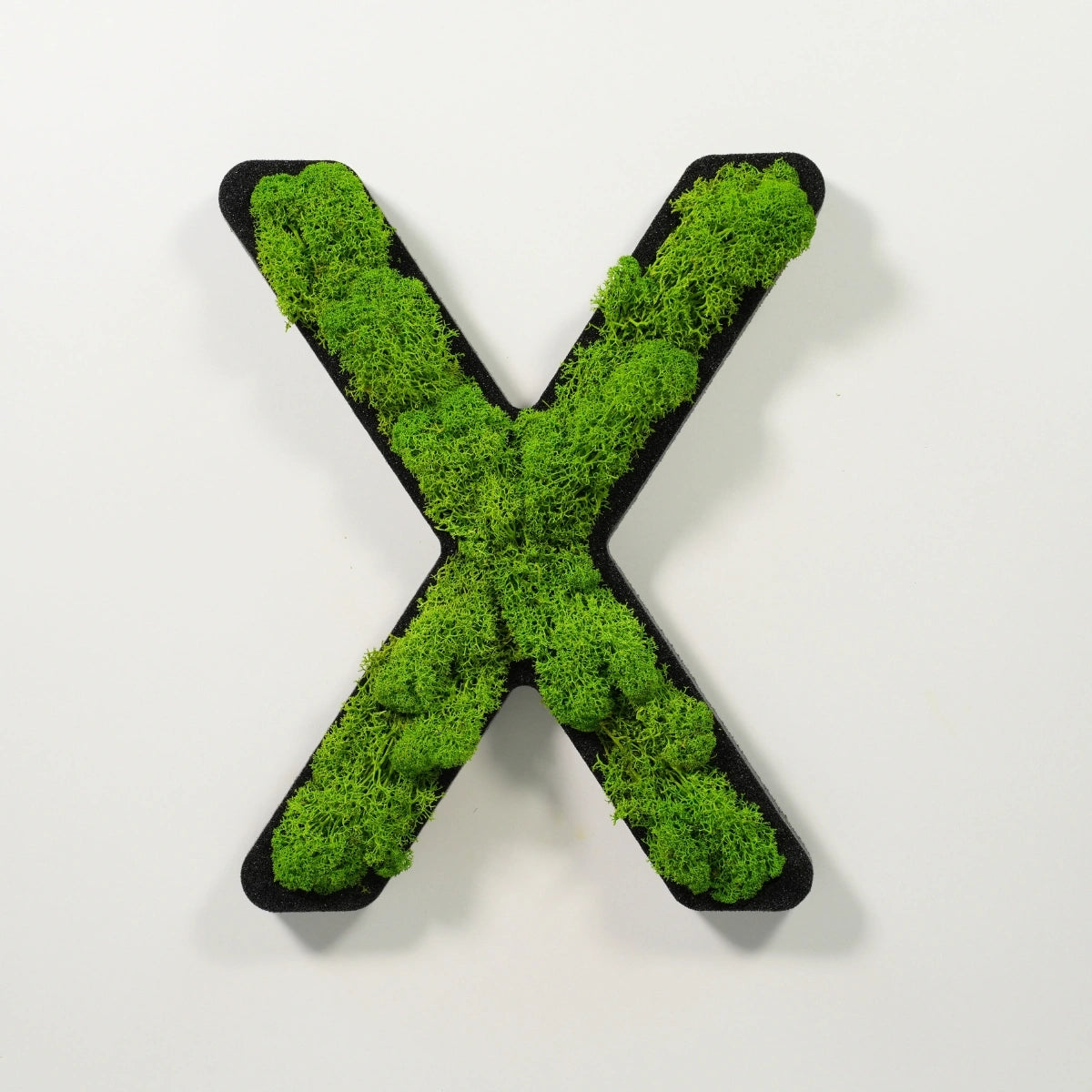 Wanddeko Moosbuchstabe X in leuchtendem Grün für Büro oder Wohnzimmer